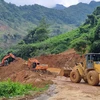 Các phương tiện máy móc tập trung xử lý hàng ngàn mét khối bùn đất trong vụ sạt lở ở Hà Giang. (Ảnh Đức Thọ/TTXVN)