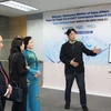 Đoàn cán bộ cấp cao Bộ Nội vụ Việt Nam tham quan Trung tâm nghiên cứu hội tụ thuộc KAIST, nghe giới thiệu về mô hình quản lý thành phố thông minh. (Ảnh: Trường Giang/TTXVN)