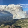 Khói bốc lên từ một đám cháy rừng tại British Columbia, Canada hồi năm 2023. (Ảnh: AFP/TTXVN)