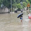 Đoạn đường phía sau toà N02 và N03 cạnh chung cư Ecohome 3 nằm trên địa bàn phường Đông Ngạc (Bắc Từ Liêm, Hà Nội) bị ngập sâu. (Ảnh: Nguyễn Thắng/TTXVN)