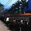 Đến tối vẫn còn nhiều đoàn vào viếng Tổng Bí thư Nguyễn Phú Trọng. (Ảnh: TTXVN)