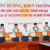 Bí thư Thành ủy Hải Phòng Lê Tiến Châu trao thưởng cho các học sinh đạt thành tích cao trong kỳ thi Olympic khu vực và quốc tế. (Ảnh: Minh Huệ/TTXVN)