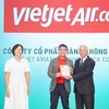 Ông Nguyễn An Di - Giám đốc Nhân sự Vietjet nhận giải thưởng tôn vinh Top 50 doanh nghiệp phát triển bền vững từ Ban Tổ chức.