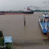 Khoảnh khắc tàu chở hàng va chạm với phà chở khách trên sông Vàm Nao được camera người dân quay lại. (Ảnh: TTXVN phát)