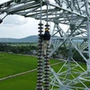 Nhà thầu thi công đường dây 500kV mạch 3 cố gắng lắp sứ và đưa dây lên cột đúng kế hoạch đề ra. (Ảnh: Việt Hoàng/TTXVN)