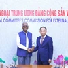 Trưởng Ban Đối ngoại Trung ương Lê Hoài Trung với Tổng Bí thư Đảng Cộng sản Ấn Độ Doraisamy Raja. (Ảnh: Phương Hoa/TTXVN)