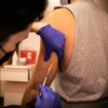 Nhân viên y tế tiêm vaccine phòng bệnh đậu mùa khỉ cho người dân tại Chicago, Mỹ. (Ảnh: THX/TTXVN)