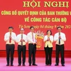 Phó Bí thư Thường trực Tỉnh ủy, Chủ tịch Hội đồng Nhân dân tỉnh Bắc Ninh Nguyễn Hương Giang (thứ 2 từ phải sang) trao quyết định cho tân Bí thư Thành ủy thành phố Từ Sơn Lưu Đình Thực. (Ảnh: Thanh Thương/TTXVN)