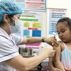 Nhân viên trạm Y tế phường An Lạc, quận Bình Tân tiêm vaccine phòng sởi cho trẻ. (Ảnh: Đinh Hằng/TTXVN)