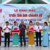 Đại biểu cắt băng Triển lãm ảnh 'Cuộc đời và sự nghiệp Chủ tịch Hồ Chí Minh' trên địa bàn huyện Tuy Phong, tỉnh Bình Thuận. (Ảnh: Nguyễn Thanh/TTXVN)