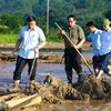 Thủ tướng Phạm Minh Chính chỉ đạo công tác tìm kiếm người bị nạn do lũ quét, sạt lở đất tại Làng Nủ. (Ảnh: Dương Giang/TTXVN)