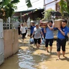 Đoàn công tác Đoàn Thanh niên TTXVN và Trung tâm Phát triển Truyền thông Thông tấn trực tiếp đến thăm hỏi, hỗ trợ các hộ gia đình bị ảnh hưởng sau cơn bão số 3 tại huyện Hạ Hòa, tỉnh Phú Thọ. (Ảnh: Tạ Toàn/TTXVN)