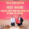 Phó Trưởng ban Thường trực Ban Tổ chức Trung ương Hoàng Đăng Quang công bố và trao Quyết định số 1513-QĐNS/TW ngày 27/8/2024 của Ban Bí thư cho ông Phạm Đức Tiến. (Ảnh: TTXVN phát)