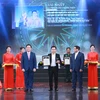 Đại diện nhóm tác giả Báo Điện tử VietnamPlus, Thông tấn xã Việt Nam nhận giải Nhất Giải thưởng Toàn quốc về thông tin đối ngoại lần thứ IX. (Ảnh: Phương Hoa/TTXVN)