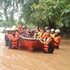 Lực lượng cứu hộ sơ tán người dân khỏi vùng ngập lụt tại Nay Pyi Taw, Myanmar, ngày 12/9. (Ảnh: THX/TTXVN)