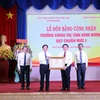 Giáo sư, Tiến sỹ Nguyễn Xuân Thắng, Ủy viên Bộ Chính trị, Giám đốc Học viện Chính trị Quốc gia Hồ Chí Minh, Chủ tịch Hội đồng Lý luận Trung ương trao Bằng chứng nhận cho Trường Chính trị tỉnh Bình Dương. (Ảnh: Dương Chí Tưởng/TTXVN)