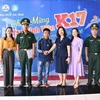 Em Hồ Viết Đức được Tổ công tác biên phòng bản Rào Tre (xã Hương Liên, Hương Khê, Hà Tĩnh) đưa đi nhập học tại Đại học Hà Tĩnh. (Ảnh: TTXVN phát)