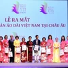 Ra mắt 25 thành viên Ban Chấp hành Câu lạc bộ Di sản áo dài Việt Nam tại châu Âu. (Ảnh: TTXVN)