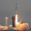 Tên lửa đẩy Falcon Heavy của Công ty SpaceX mang theo tàu vũ trụ Psyche rời bệ phóng tại Trung tâm Vũ trụ Kennedy ở bang Florida (Mỹ), ngày 13/10/2023. (Ảnh: AFP/TTXVN)