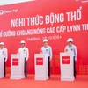 Các đại biểu thực hiện nghi thức động thổ dự án Tổ hợp nghỉ dưỡng khoáng nóng cao cấp Lynn Times Duyên Hải (xã Duyên Hải, huyện Hưng Hà). (Ảnh: Vũ Quang/TTXVN)