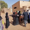 Người tị nạn xếp hàng nhận thức ăn cứu trợ tại Omdurman, Sudan. (Ảnh: THX/TTXVN)