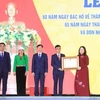 Phó Chủ tịch Võ Thị Ánh Xuân trao Huân chương Lao động hạng Ba của Chủ Tịch nước cho cán bộ và nhân dân huyện Kim Bôi. (Ảnh: Trọng Đạt/TTXVN)