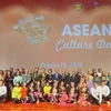 Đại sứ và Phu nhân các nước ASEAN chụp ảnh cùng các khách mời tại sự kiện. (Ảnh: Kiều Trang/TTXVN)