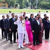 Chủ tịch Hạ viện Malaysia Tan Sri Dato’ Johari Bin Abdul và Phu nhân thành kính tưởng nhớ Chủ tịch Hồ Chí Minh. (Ảnh: Minh Đức/TTXVN)