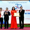 Giáo sư-Tiến sỹ Lê Văn Lợi, Phó Giám đốc Học viện Chính trị Quốc gia Hồ Chí Minh trao Bằng khen của Giám đốc Học viện Chính trị Quốc gia Hồ Chí Minh cho Tạp chí Lý luận Chính trị và Truyền thông.