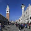 Du khách tham quan Venice, Italy. (Ảnh: AFP/TTXVN)