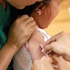 Tiêm vaccine cho trẻ nhỏ. (Nguồn: TTXVN)