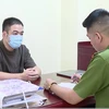 Công an làm việc với bị can Phan Thành Công. (Ảnh do công an cung cấp)