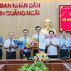 Lãnh đạo Ủy ban Nhân dân tỉnh Quảng Ngãi trao quyết định và tặng hoa chúc mừng Trưởng ban, Phó Trưởng Ban quản lý Khu kinh tế Dung Quất. (Ảnh: TTXVN)