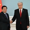 Ông Nguyễn Xuân Thắng chào Tổng thống Kazakhstan Kassym-Jomart Tokayev. (Ảnh: Tâm Hằng/TTXVN)