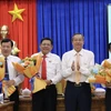 Ông Ngô Công Thức (thứ 2, trái) được bầu làm Phó Chủ tịch UBND tỉnh An Giang nhiệm kỳ 2021-2026. (Ảnh: Thanh Sang/TTXVN)