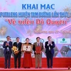 Hội Kỷ lục gia Việt Nam, Tổ chức Kỷ lục Việt Nam (Vietkings) trao Bằng công nhận rừng đỗ quyên cổ thụ tập trung trên núi Putaleng ở độ cao 2.619m có diện tích lớn nhất Việt Nam. (Ảnh: Quý Trung/TTXVN)