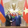 Chủ tịch Quốc hội Trần Thanh Mẫn và Chủ tịch Quốc hội Armenia Alen Simonyan chụp ảnh chung. (Ảnh: Doãn Tấn/TTXVN)