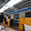 Người dân lên tàu metro ở ga Văn Thánh, quận Bình Thạnh. (Ảnh: Hồng Đạt/TTXVN)