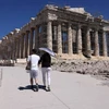 Du khách tham quan thành cổ Acropolis ở Athens, Hy Lạp. (Ảnh: Getty Images/TTXVN)