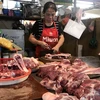 Tại một số chợ dân sinh ở Hà Nội, giá thịt lợn giảm nhẹ từ 2.000 đến 3.000 đồng/kg so với tuần trước. (Ảnh: Việt Anh/Vietnam+)