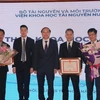 Thứ trưởng Bộ Tài nguyên và Môi trường Lê Công Thành trao bằng khen cho các tổ chức, cá nhân. (Ảnh: Việt Anh/Vietnam+)