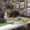 Nghệ nhân Nguyễn Xuân Dục là một trong những người có đóng góp vào sự phát triển của nghề thêu ren tay truyền thống của làng Bình Lăng. (Ảnh: Việt Anh/Vietnam+)