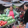 Nhiều loại hoa quả, trái cây đang có mức giá khá 'mềm' tại các chợ truyền thống trên địa bàn thành phố Hà Nội. (Ảnh: Việt Anh/Vietnam+) 
