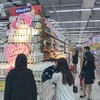 Các deal khuyến mãi mỹ phẩm, quà tặng... được các siêu thị triển khai dành tặng người tiêu dùng trong mùa lễ Valentine. (Ảnh: Việt Anh/Vietnam+)
