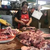 Giá thịt lợn vẫn duy trì ở mức cao tại các chợ dân sinh khiến nhiều tiểu thương 'điêu đứng' vì sức mua giảm thấp. (Ảnh: Việt Anh/Vietnam+)