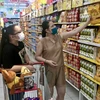 Người tiêu dùng nên lập sẵn kế hoạch mua sắm để tránh phát sinh những khoản chi tiêu không cần thiết. (Ảnh minh họa: Việt Anh/Vietnam+)