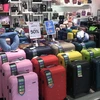 Các sản phẩm phụ kiện du lịch như vali, balô, túi xách... đang được giảm giá sâu trước thềm kỳ nghỉ lễ 30/4-1/5. (Ảnh: Việt Anh/Vietnam+)