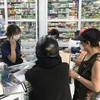 Số ca mắc COVID-19 tăng nhanh khiến các hiệu thuốc tại Hà Nội luôn 'tấp nập' người dân đến mua các loại sản phẩm để phòng dịch. (Ảnh: Việt Anh/Vietnam+)