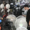 Thời tiết nắng nóng khiến nhu cầu mua các sản phẩm quạt tích điện của người dân Thủ đô tăng cao. (Ảnh: Việt Anh/Vietnam+)