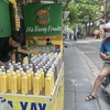Các sản phẩm nước ép hoa quả, trái cây đặc biệt hút khách trong những ngày Hè nắng nóng. (Ảnh: Việt Anh/Vietnam+)